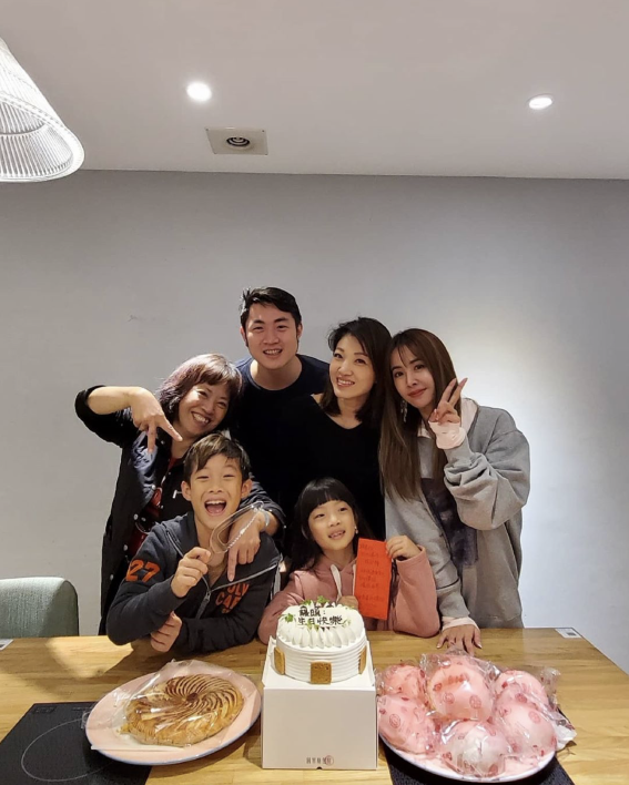 蔡依林晒全家福为外甥庆生,富三代姐夫出镜,65岁蔡妈妈保养有方