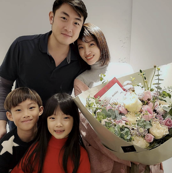 蔡依林晒全家福为外甥庆生,富三代姐夫出镜,65岁蔡妈妈保养有方