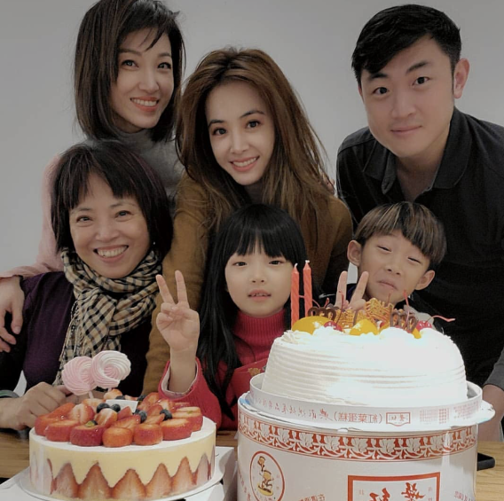 蔡依林晒全家福为外甥庆生,富三代姐夫出镜,65岁蔡妈妈保养有方