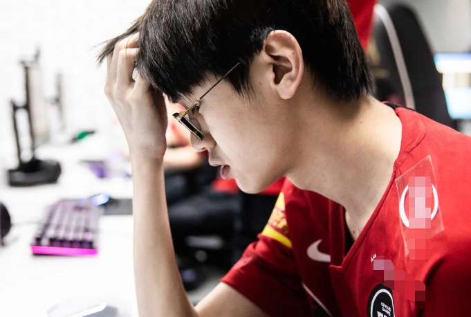 RNG对EDG的第三盘,为什么铁男一开始不放大?