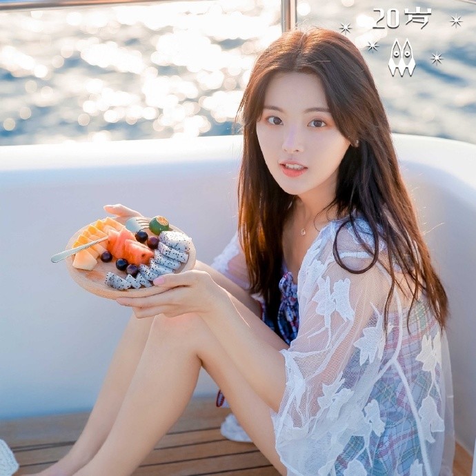 杨超越回应闻袜子,直言仙女的脚不会臭:比有些人的脑子和嘴干净