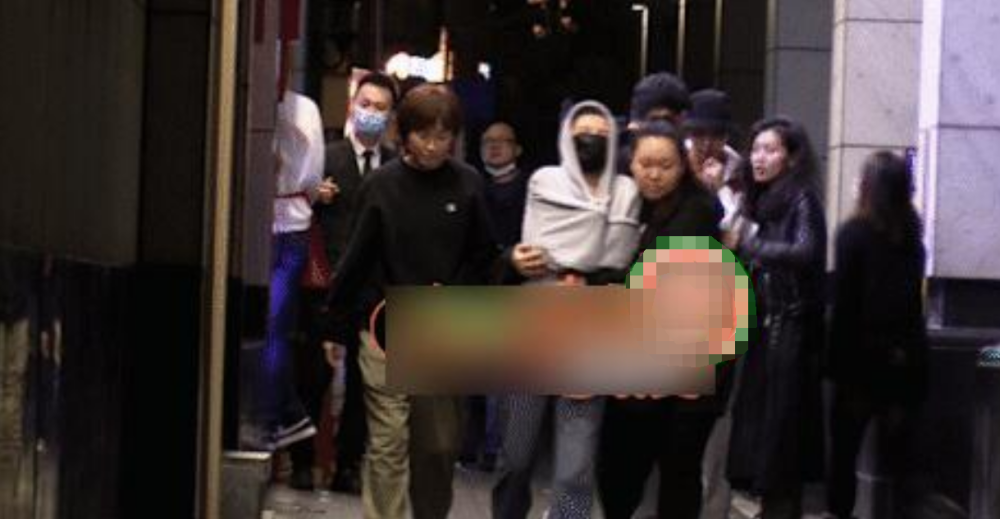 宋祖儿被曝耍酒疯踢人后,公开晒照喝酒,眼神带杀气称“自罚一杯”