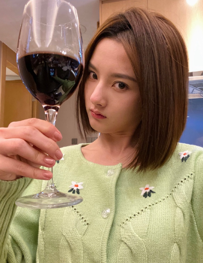 宋祖儿被曝耍酒疯踢人后,公开晒照喝酒,眼神带杀气称“自罚一杯”