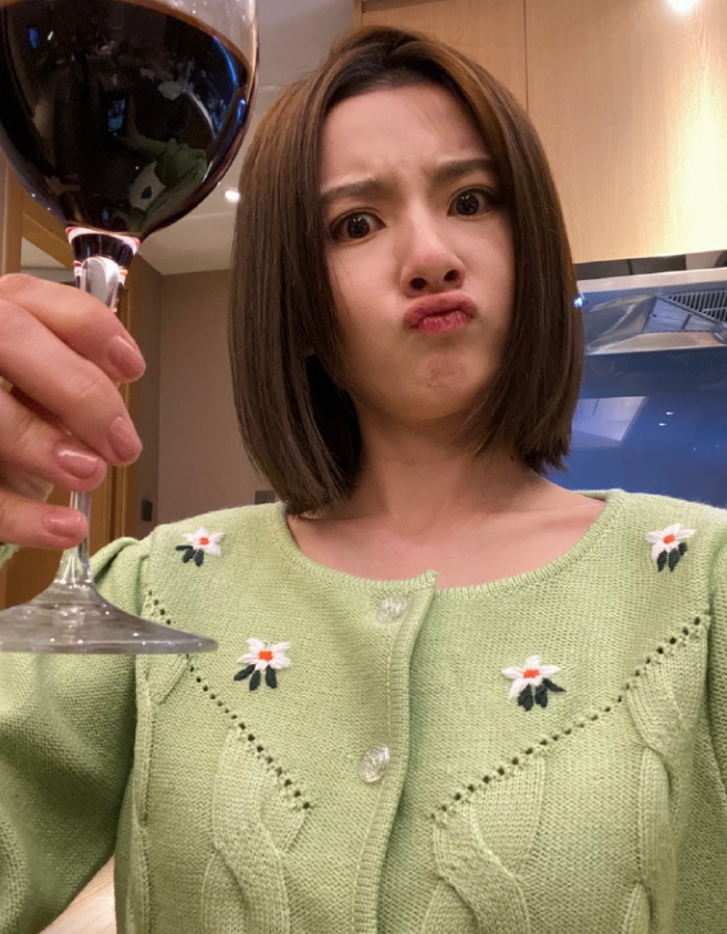 宋祖儿被曝耍酒疯踢人后,公开晒照喝酒,眼神带杀气称“自罚一杯”