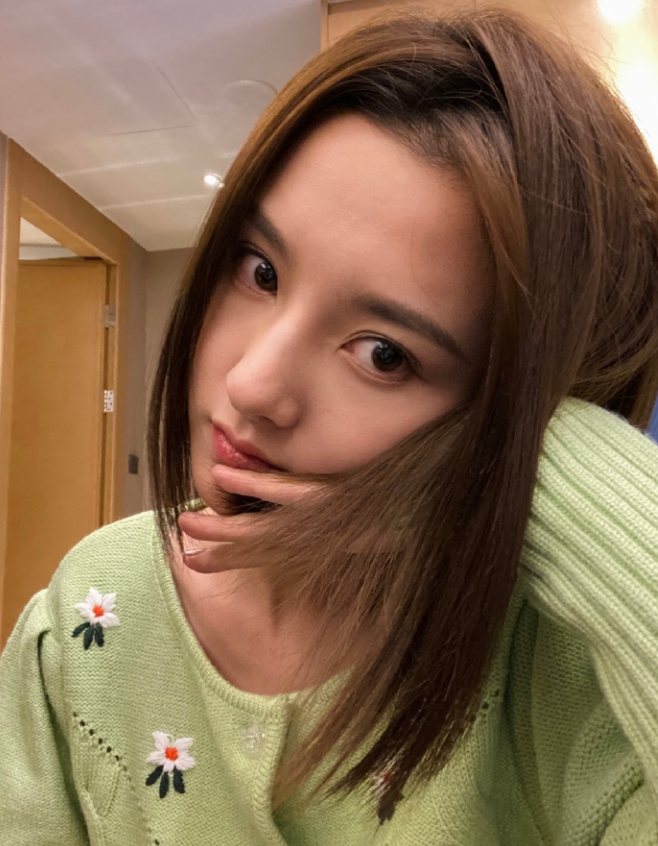 宋祖儿被曝耍酒疯踢人后,公开晒照喝酒,眼神带杀气称“自罚一杯”