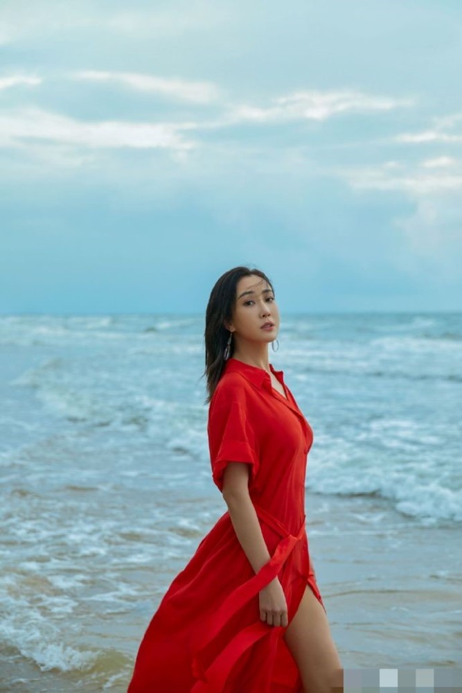 严屹宽一家海岛度假,杜若溪单手抱娃秀火辣身材,肉肉高冷又可爱