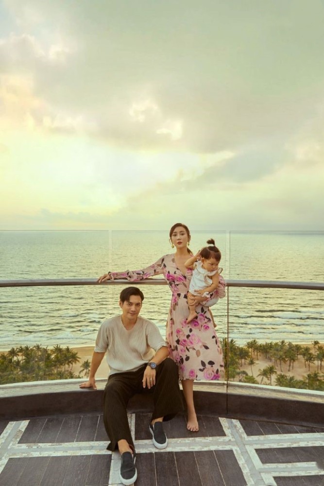 严屹宽一家海岛度假,杜若溪单手抱娃秀火辣身材,肉肉高冷又可爱