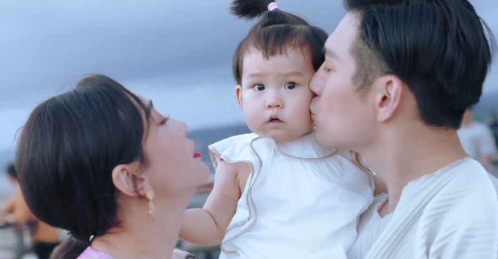 严屹宽一家海岛度假,杜若溪单手抱娃秀火辣身材,肉肉高冷又可爱