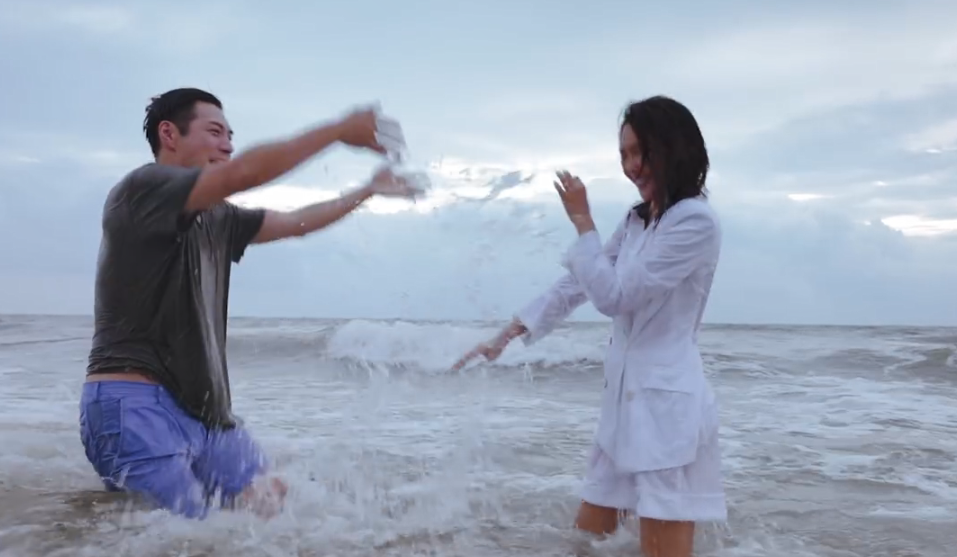 严屹宽一家海岛度假,杜若溪单手抱娃秀火辣身材,肉肉高冷又可爱