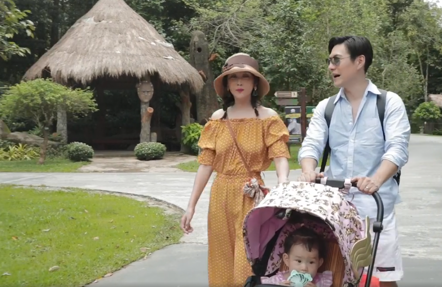 严屹宽一家海岛度假,杜若溪单手抱娃秀火辣身材,肉肉高冷又可爱