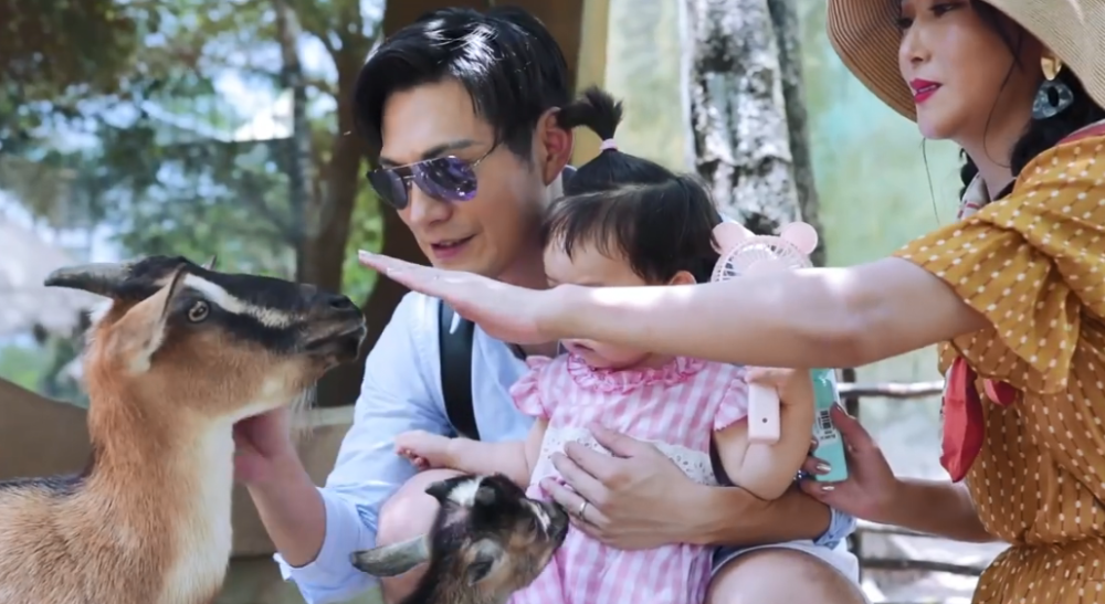 严屹宽一家海岛度假,杜若溪单手抱娃秀火辣身材,肉肉高冷又可爱