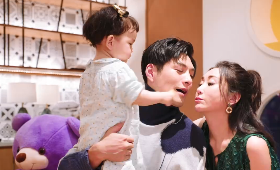 严屹宽一家海岛度假,杜若溪单手抱娃秀火辣身材,肉肉高冷又可爱