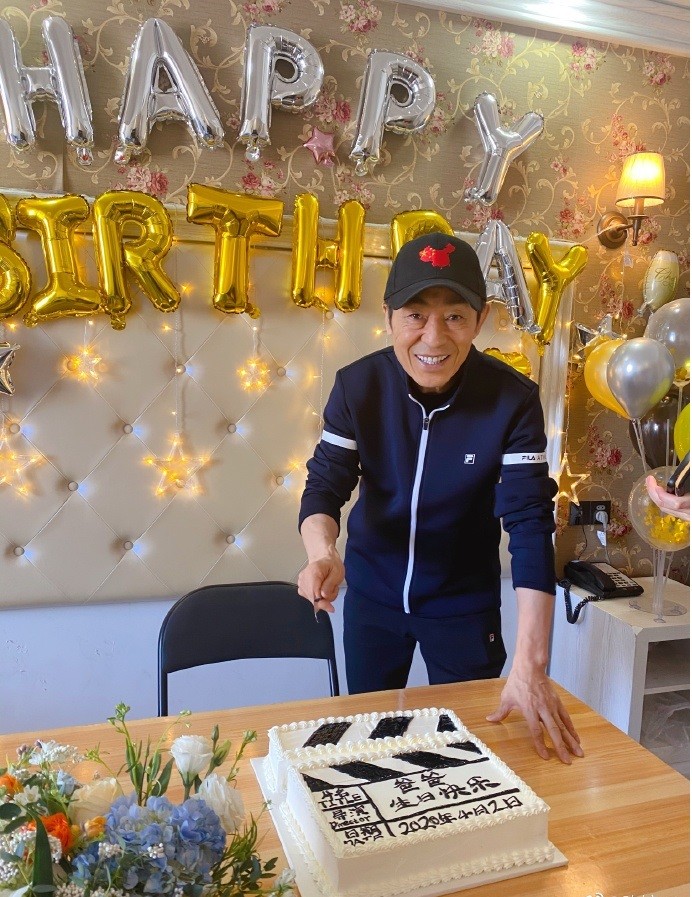 张艺谋70岁大寿于剧组庆生,陈婷P一家五口合影为老公送祝福