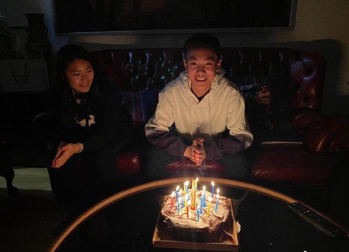 张艺谋70岁大寿于剧组庆生,陈婷P一家五口合影为老公送祝福