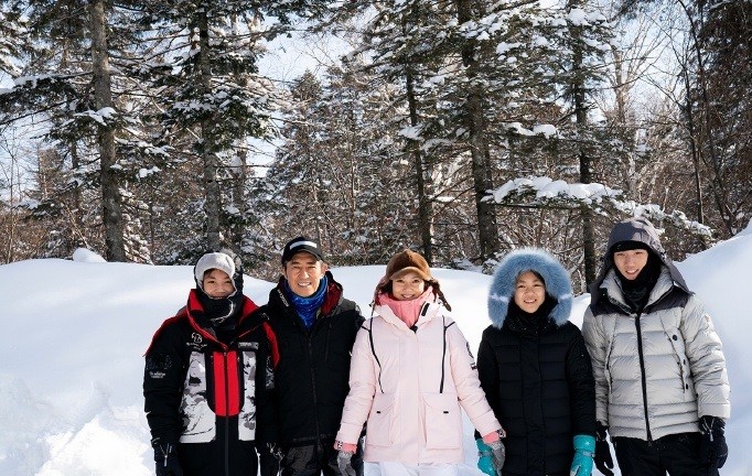 张艺谋70岁大寿于剧组庆生,陈婷P一家五口合影为老公送祝福