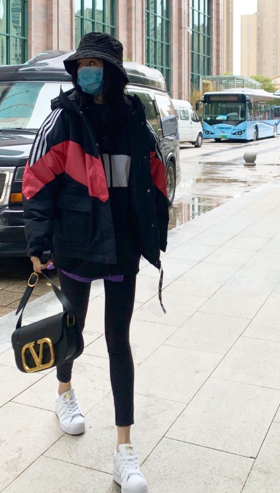 杨幂复工首现身,紧身裤包裹勒出纤细长腿,疫情后反向瘦成一道光