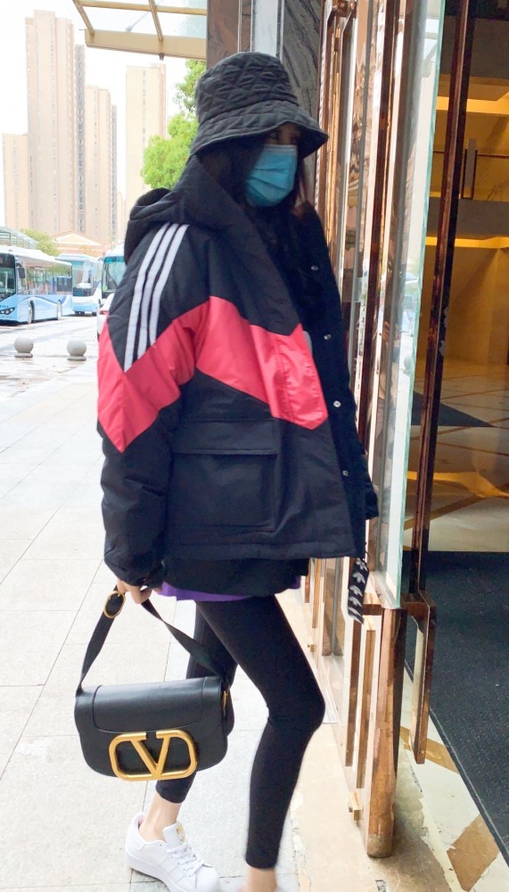 杨幂复工首现身,紧身裤包裹勒出纤细长腿,疫情后反向瘦成一道光