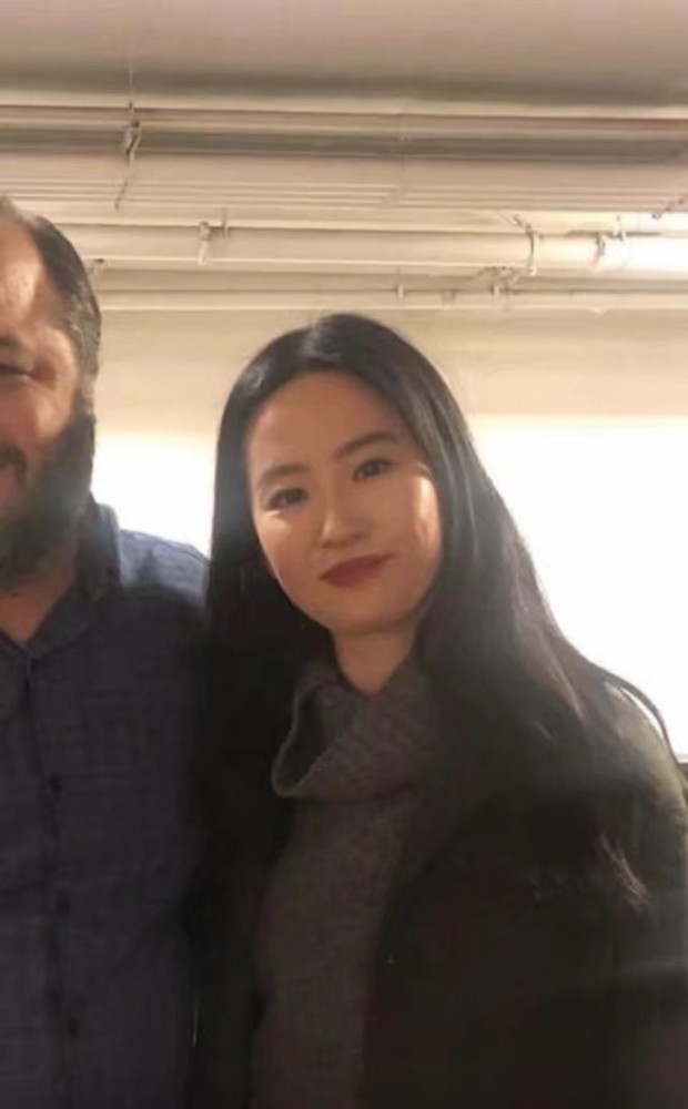 杨幂复工首现身,紧身裤包裹勒出纤细长腿,疫情后反向瘦成一道光