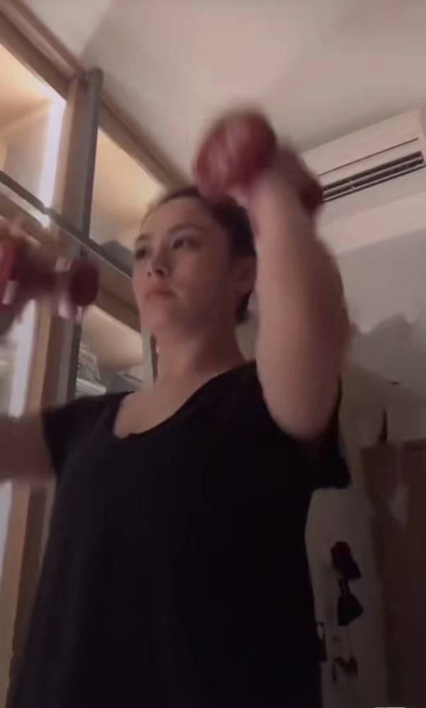 杨幂复工首现身,紧身裤包裹勒出纤细长腿,疫情后反向瘦成一道光