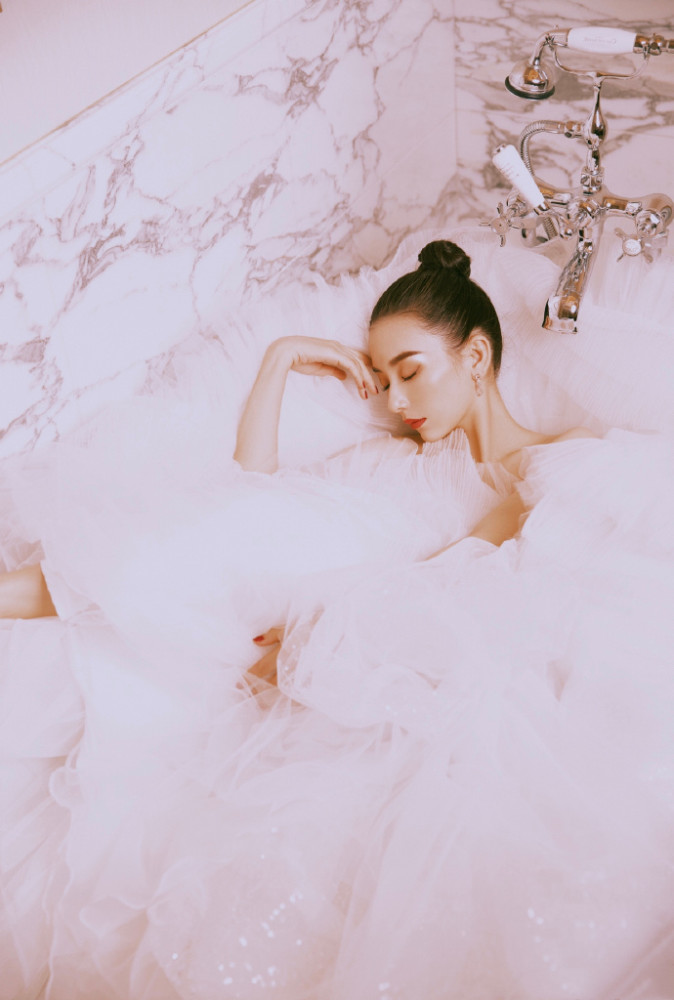 方媛久违晒美照,烈焰红唇性感迷人,身材火辣丝毫不像俩娃辣妈