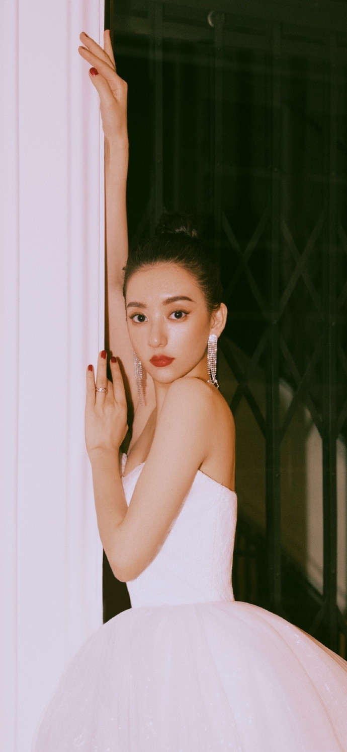 方媛久违晒美照,烈焰红唇性感迷人,身材火辣丝毫不像俩娃辣妈