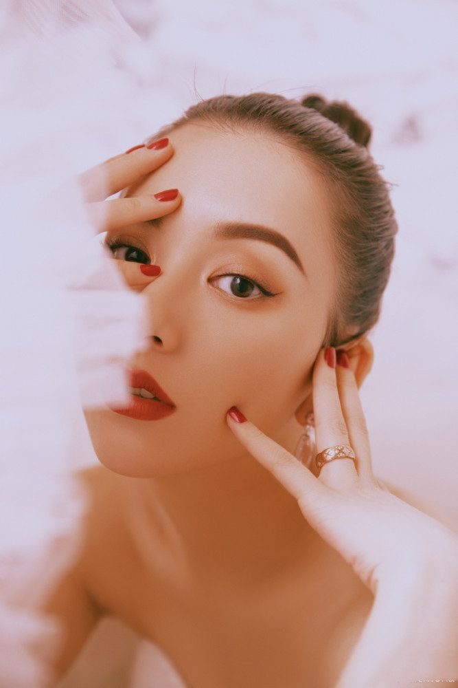 方媛久违晒美照,烈焰红唇性感迷人,身材火辣丝毫不像俩娃辣妈