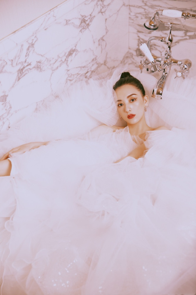 方媛久违晒美照,烈焰红唇性感迷人,身材火辣丝毫不像俩娃辣妈