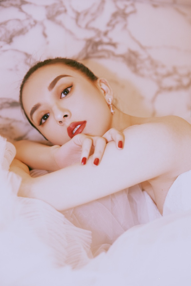 方媛久违晒美照,烈焰红唇性感迷人,身材火辣丝毫不像俩娃辣妈