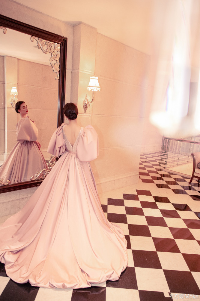 方媛久违晒美照,烈焰红唇性感迷人,身材火辣丝毫不像俩娃辣妈