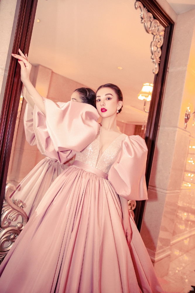 方媛久违晒美照,烈焰红唇性感迷人,身材火辣丝毫不像俩娃辣妈