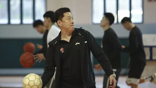 乐在其中!广厦训练课李春江率队员踢足球 2米11悍将成球队新外援