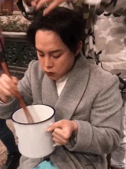 尹正发福成“姨太太”,潘粤明解锁“胖八一”,球球他们,别吃了!