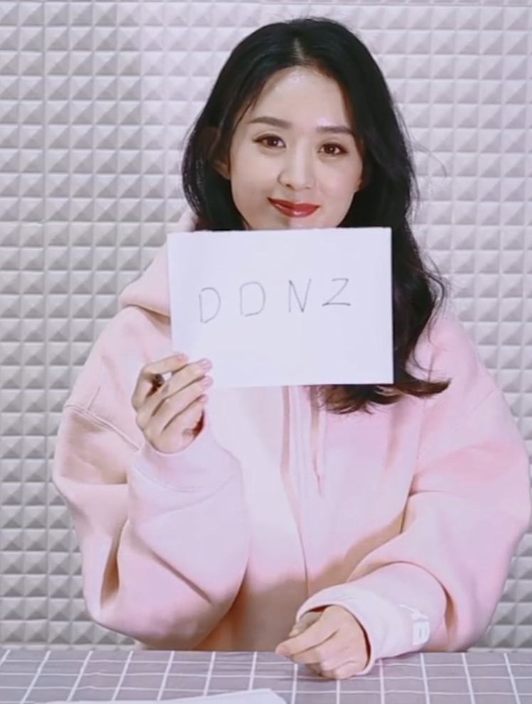 赵丽颖久违露面,装扮粉嫩,分享宅家生活绝口不提老公儿子超低调