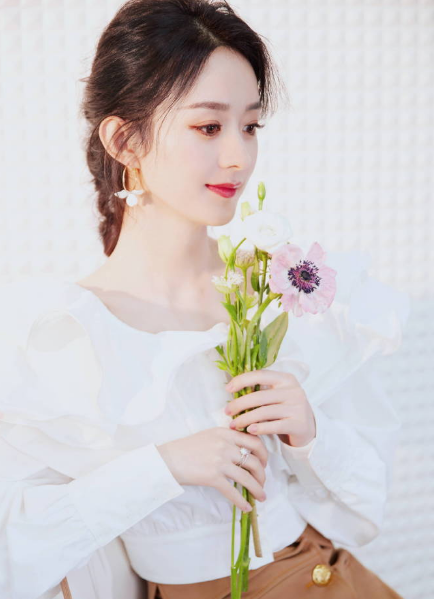 赵丽颖久违露面,装扮粉嫩,分享宅家生活绝口不提老公儿子超低调