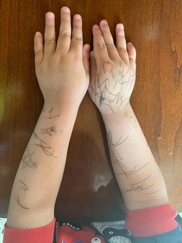 黄磊罕见晒三胎儿子,弟弟在手臂上涂鸦,被爸爸吐槽是“熊孩子”