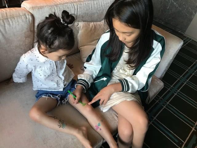 黄磊罕见晒三胎儿子,弟弟在手臂上涂鸦,被爸爸吐槽是“熊孩子”