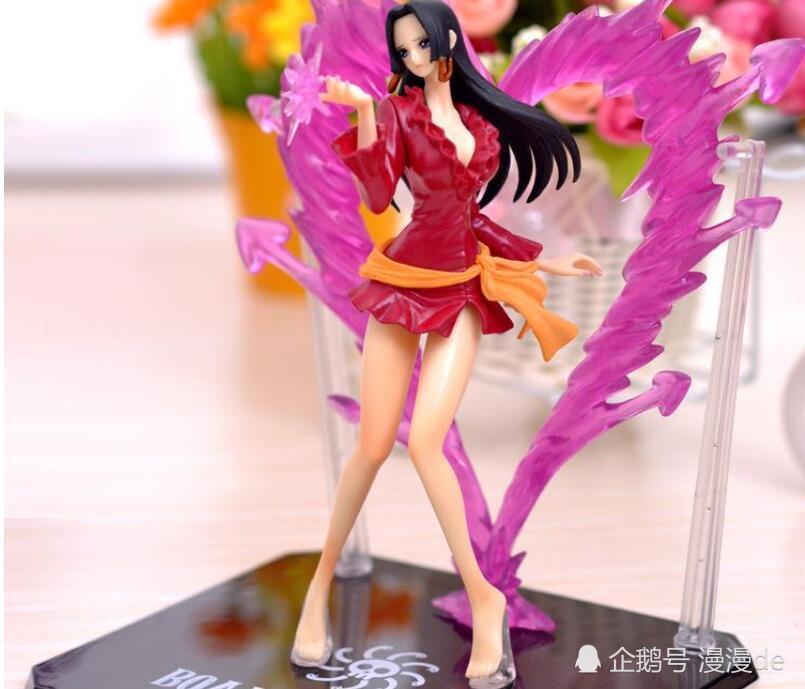 海贼王:七武海被制作成手办,女帝腿长2米,鹰眼神情很逗