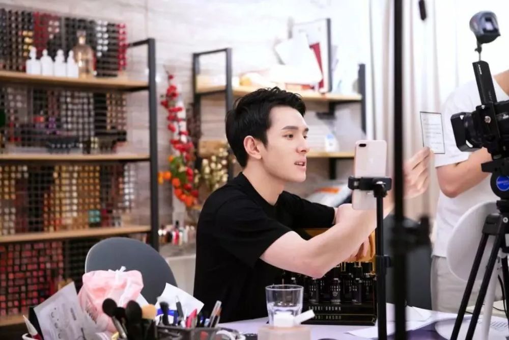 李佳琦身体不舒服取消直播登热搜,女粉丝感慨:就像失联的男朋友