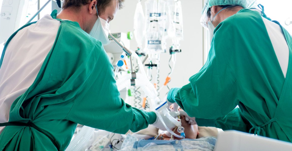 护士没穿防护服照顾病人后照常回家带孩子,如今在ICU昏迷不醒