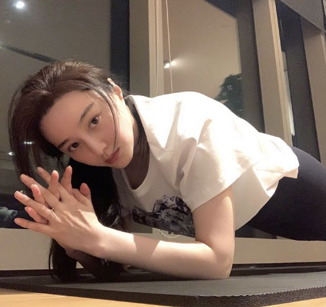 范冰冰有新恋情?晒素颜健身照一脸开心,左手无名指戒指抢镜