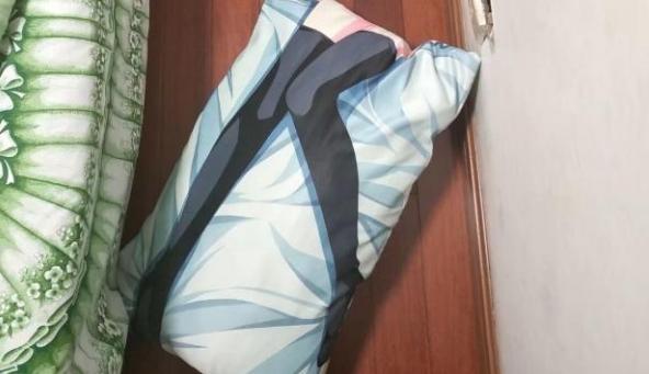 日本宅男抱枕被父母挂阳台,中国宅男抱枕被奶奶分成两半,太难了