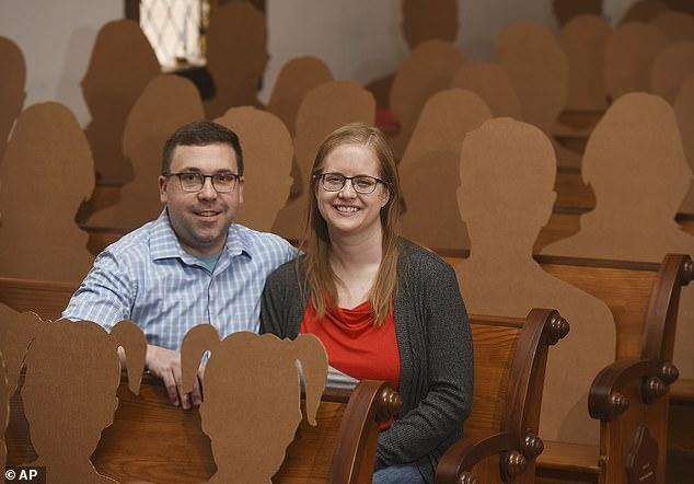 美夫妻疫情期间举办婚礼,做百个纸板人代替亲友,网友:有点吓人