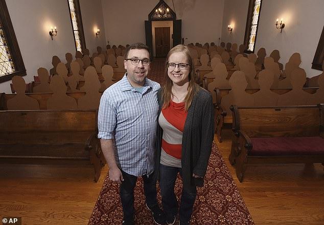 美夫妻疫情期间举办婚礼,做百个纸板人代替亲友,网友:有点吓人