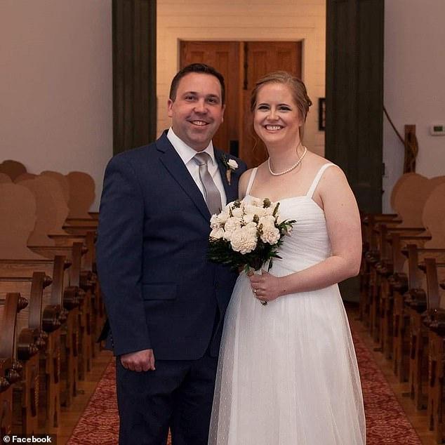 美夫妻疫情期间举办婚礼,做百个纸板人代替亲友,网友:有点吓人