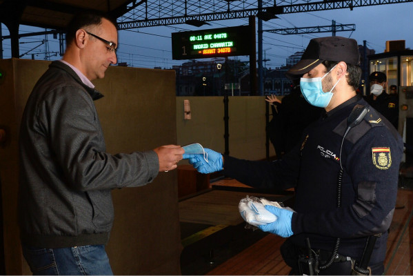 西班牙建筑、制造部门逐步复工 警察为员工分发1000万口罩