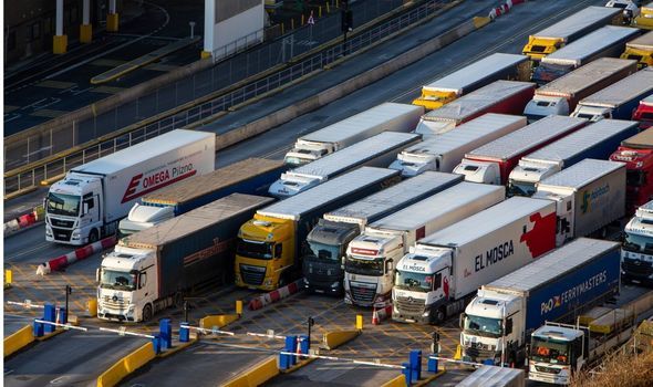 英国人慌了!英国半数物流停摆,食物及药品或因运输问题造成短缺