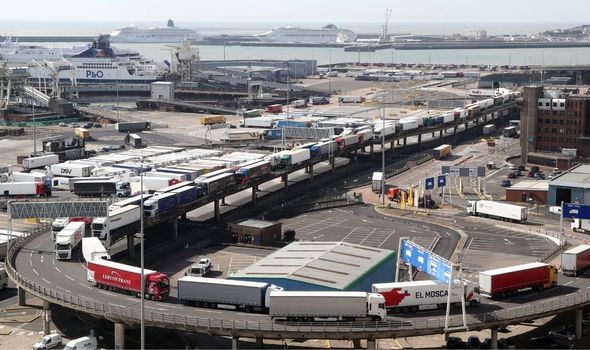 英国人慌了!英国半数物流停摆,食物及药品或因运输问题造成短缺