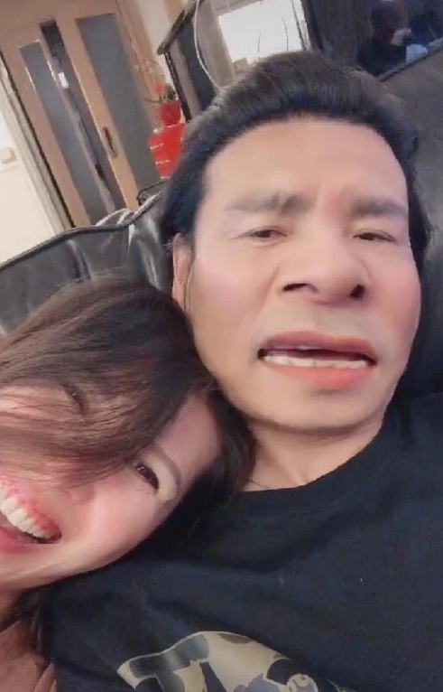 张晋一家五口天台露营,老婆蔡少芬高举小儿子,满脸宠溺笑开花