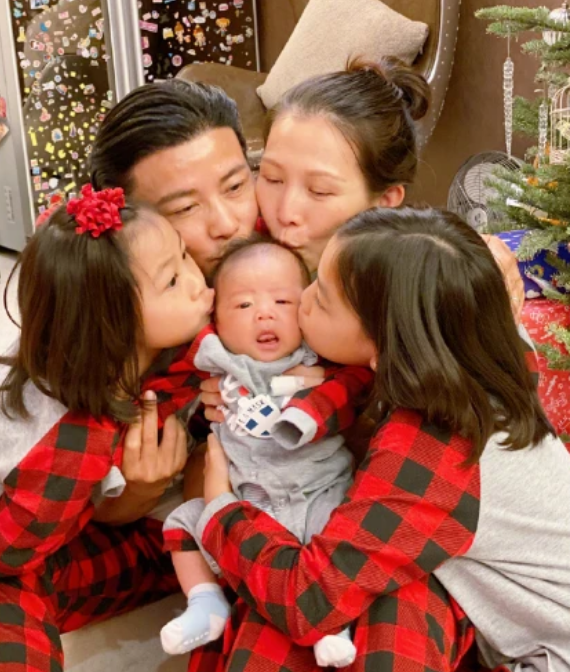 张晋一家五口天台露营,老婆蔡少芬高举小儿子,满脸宠溺笑开花