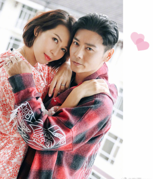 张晋一家五口天台露营,老婆蔡少芬高举小儿子,满脸宠溺笑开花